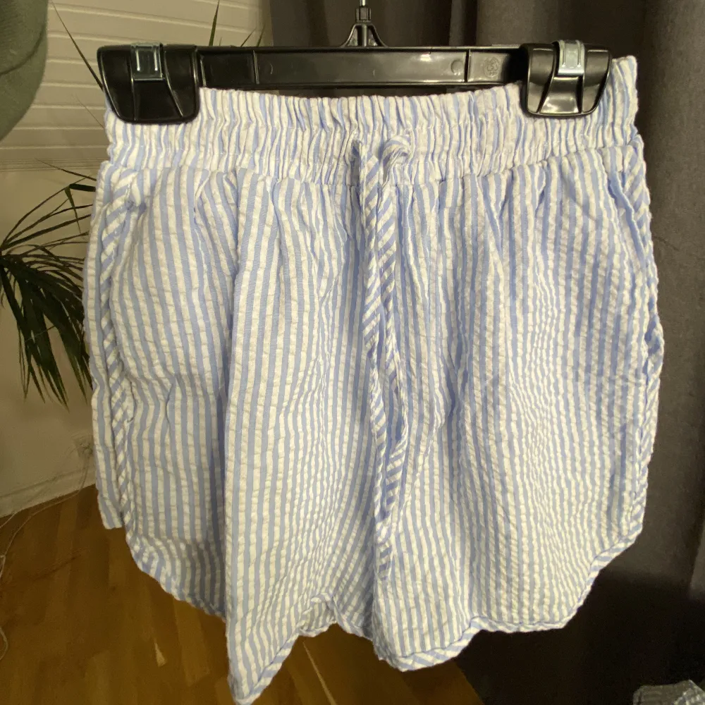 Så fint randigt sett med skjorta och shorts, ska även finnas en matchande bh topp som man får med om jag hittar den🩷 settet är köpt i Indien 💕. Skjortor.