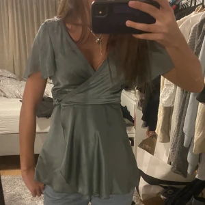 Stella McCartney blus  - Super fin blus som man knyter i ryggen från stella McCartney! 💚💚