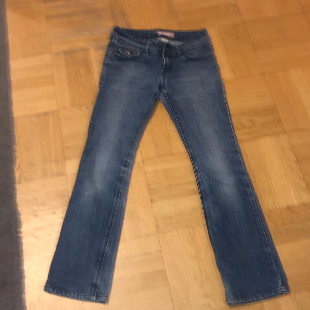 Lågmidjade jeans i fint skick! Passar på mig som är 1,62. Använder ej längre eftersom att det inte är min stil. Inga defekter. Kom privat för fler bilder. Endast seriösa köpare!!💞. Jeans & Byxor.