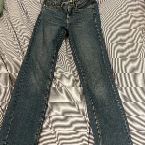 Säljer dessa jätte snygga jeans! Använt ca 4 gånger!💕 - Säljer dessa ! De är ifrån Kappahl stav* jätte fina! Verkligen!💕