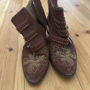 Chloé Susanna Boots 41 - Använda Chloe Boots i vinröd mocka. Storlek 41