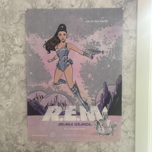 ARIANA GRANDE R.E.M PARFYM AFFISH 💜 - 70x50 affish på Ariana Grande R.E.M Parfym , från kicks när den kom ut 💜 Bra skick