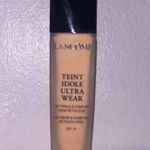 HELT NY lancome foundation  - Har bara använt ett pump utav flaskan. Köpte fel färg helt oanvänd 
