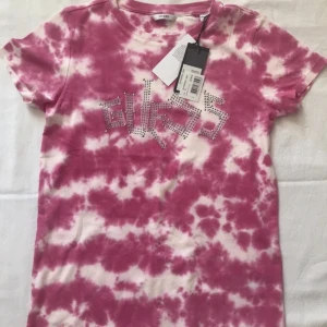 T-shirt  - Snygg T-shirt från Guess, vintage men helt ny med taggen frf på, har dock ett liitet hål på vänstra ärmen, se sista bilden 💗