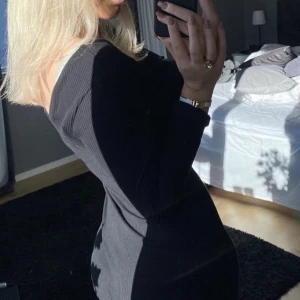 Ribbad klänning  - Fin v-ringad ribbad klänning 🖤 använd ett fåtal gånger! Köpt för 399kr