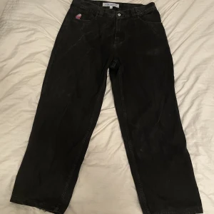 BIGBOY BYXOR - POLAR SKATE CO. BIGBOYS Inga hål enligt mig de är bara hål/fransigt där nere där man har skorna/fötterna, man kan kolla bilderna. Hör av er vid frågor eller mer bilder. 