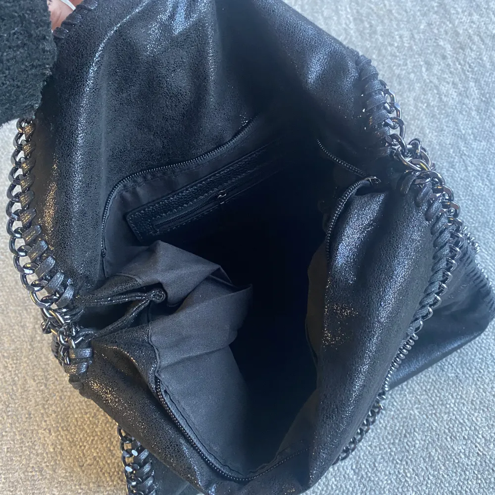 Hej 🤍Säljer en svart väska med svart kedja som aldrig använts, den är i nyskick . Längd 35cm, bredd 8cm, höjd 40cm🫶🏼jättefin och perfekt till hösten. Skriv till mig om du är intresserad!. Väskor.
