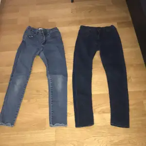 2 fina blåa par jeans,bra skick. En i mörkblå och andra i lite ljusare blå.