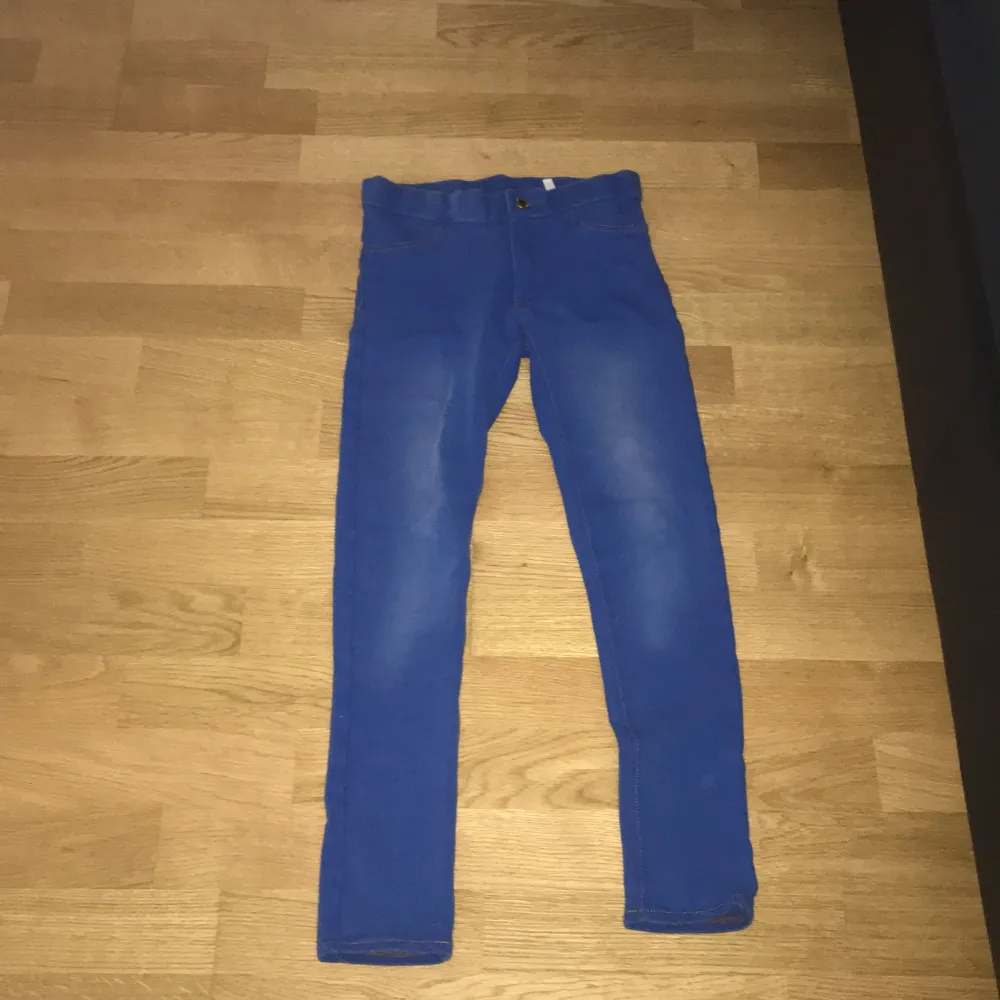 1 par blå legging jeans med mycket bra skick, har inte använt de en ända gång. De är lite ljusare blå vid knäna på byxorna. Jeans & Byxor.