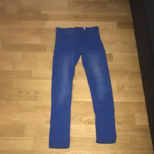 1 par blå legging jeans med mycket bra skick, har inte använt de en ända gång. De är lite ljusare blå vid knäna på byxorna