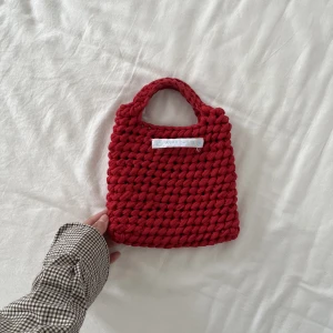 virkad mini väska - världens gulligaste virkade väska från märket wear daisys ❤️endast använt ett par gånger