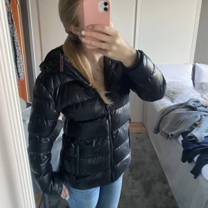 Jacka - säljer denna skitsnyga vinterjackan!! Funkar till hösten men cokså vintern! Jag andvände till båda! Svart glansig, inga defekter, 