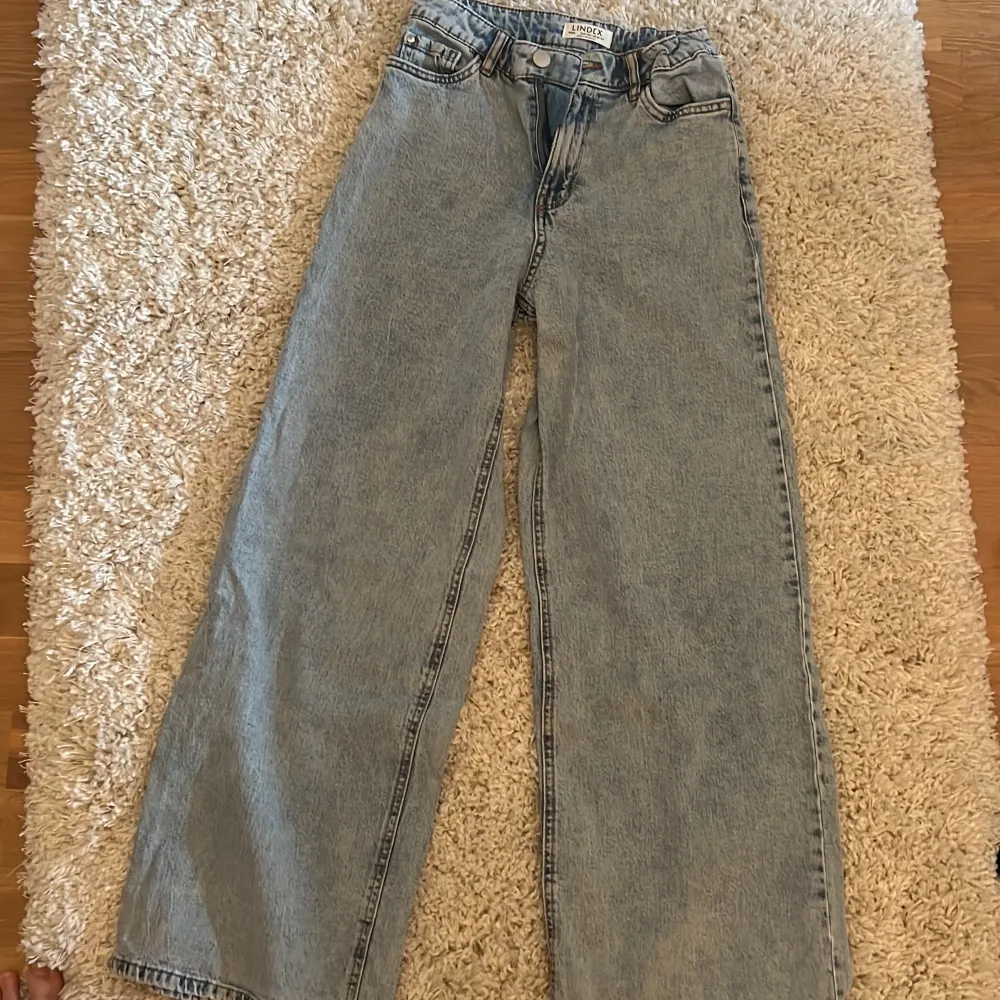 Ljus blå jeans från Lindex i modellen Viola. I storlek 146. Jeans & Byxor.