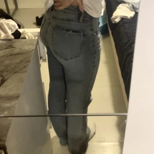 Lågmidjade jeans  - Låg/mid waist jeans från Cubus med hål/slitningar💕