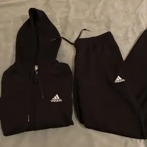 Helt nytt svart Adidas tracksuit set i storlek S. Köpt på adidas hemsida för 799 men säljer för 300 kr. 