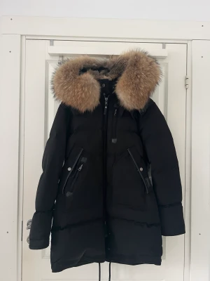 Cedrico jacka Monet-w - Svart storlek M - Bara använt några gånger, köpte den förra vintras.  Säljer den i och med att jag ej använder den. 