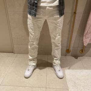 Vita lacoste jeans modellen är 185 väger 70 kg