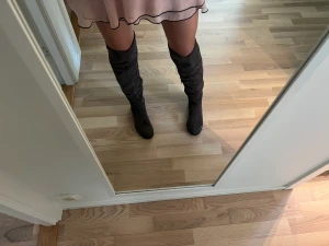 Boots med halvklacj - Jättesnygga grå bruna boots 