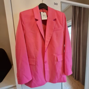 Oanvänd rosa kavaj stl S - Oversize från bikok stl S. Superhärlig rosa färg 