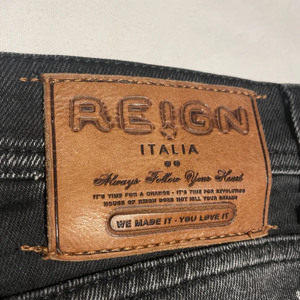 fina, kvalitativa svarta jeans från reign, med toner av vitt och rött längs knäna (modellen). small fit. pris kan diskuteras!!. Jeans & Byxor.