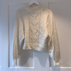 Stickad höst tröja  - Stickade tröja med polo krage använd ett fåtal gånger🥰