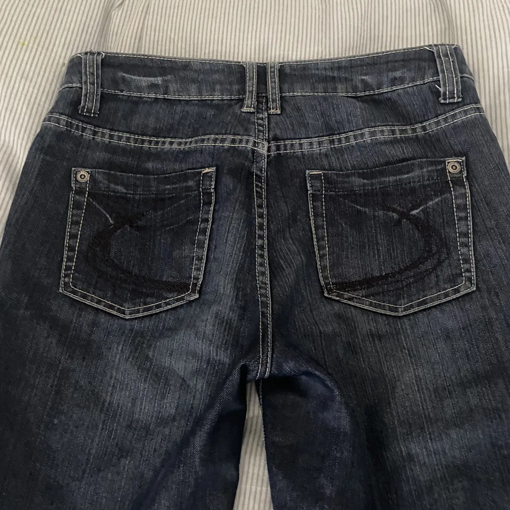 lågmidjade bootcut/flare jeans ! midjemått 38 innerbensmått 78 🙌 skriv för bild på. Jeans & Byxor.