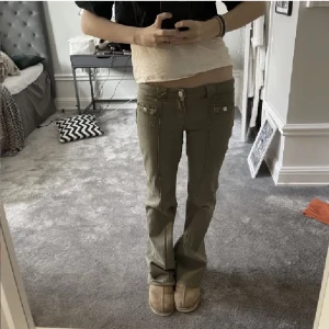 populära hm jeans - snygga gröna jeans från hm🙌🏻🙌🏻helt slutsålda överallt, skicka om ni har några frågor (lånade bilder)