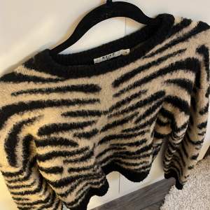 SKITSNYGG zebra mönstrad mjuk stickad tröja. Den är varm och perfekt till hösten. 💞 väldigt strechig och härlig. Nypris 600kr