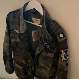 Ralph Lauren jacka - Cool Ralph Lauren jacka (aldrig använt) ny pris 5199 Slutsåld överallt. stor i storleken så sitter som medium. Allt som kom med jackan följer med. 