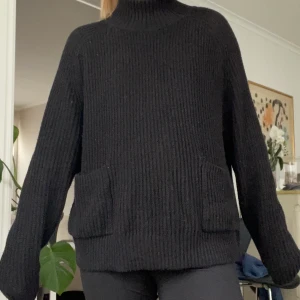 Stickad svart tröja - Superfin svart stickad tröja med en öppning i ryggen❣️