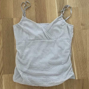 Topp - Supersnygg topp i silvergrå köpt från vinted! Toppen är i storlek M, mycket bra skick och knappt använd 💕 (Skriv privat angående mått eller fler bild, osv)