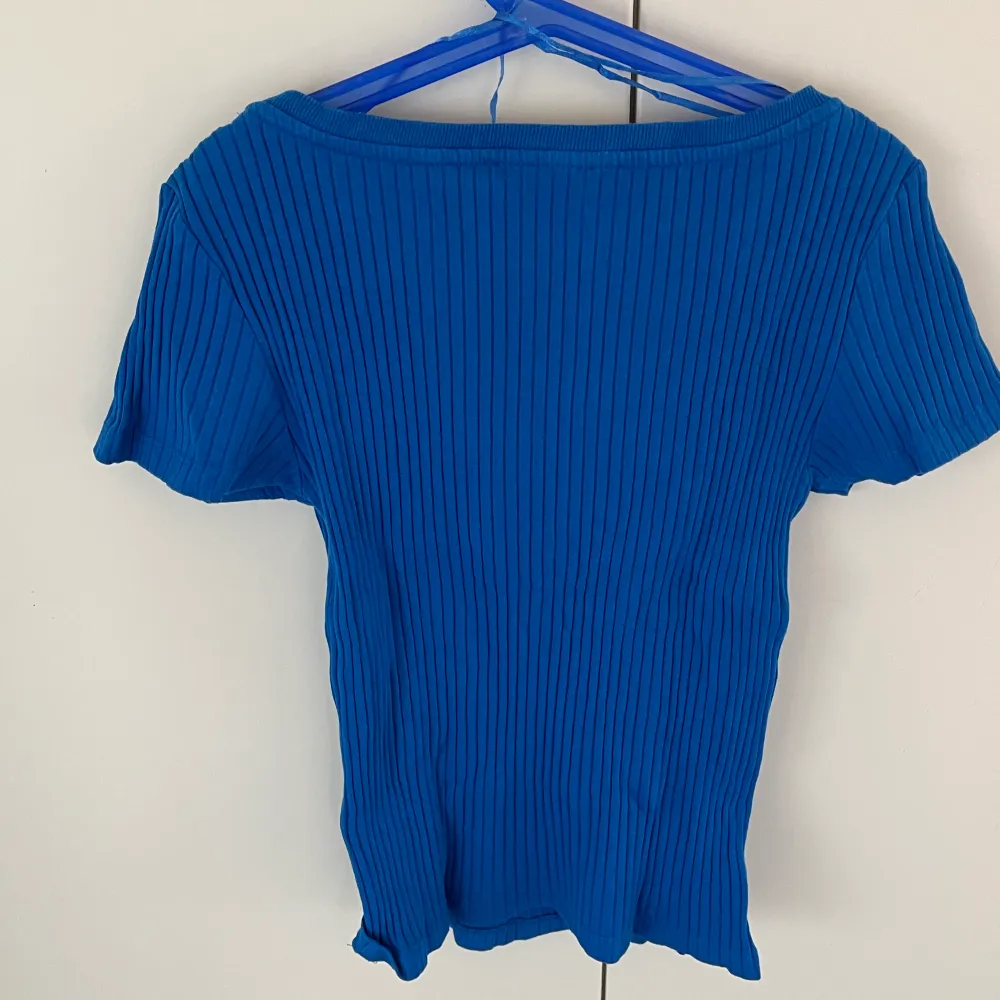 En blå t shirt från Zara i storleken  S. Använd endast två till tre gånger.💙. T-shirts.