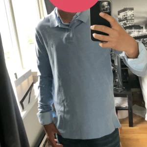 Ralph lauren tröja - Säljer denna Ralph lauren tröja i ljusblå färg. Den är i storlek 18-20 vilket motsvarar cirka s. Den är i nyskick.