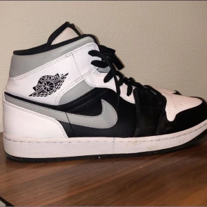 Jordan 1 mid shadows  - Säljer nu mina Jordans 1 mid shadows, använda 3-4 gånger så dom är i väldigt bra skick. Nypris är mellan 3700-4300 Om ni har några funderingar så är det bara att höra av sig.