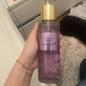 victoria sectret love spell - helt ny och jätte god body mist av victoria secret, i lukten av love spell. säljer den då den inte passar mig så mycket. jag kan också byta om du har bare vanilla eller coconut passion 🤍