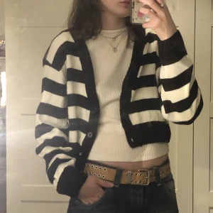 randig kofta 🎱🎱🎱 - stickad croppad kofta från h&m!! nyskick 🎀🎀🎀