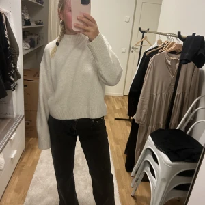 Vit stickad tröja  - Perfekt stickad tröja nu till hösten. Den är jätte skön i materialet! 