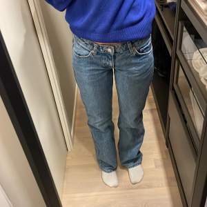 Säljer dessa Low arrow jeans ifrån weekday, de är rak i passformen och low waisted. De är i storlek 25/30 och passar perfekt på mig som är ca 158 och har oftast xs/s. Säljer de för 290kr +frakt, tror att nya kostar 499kr