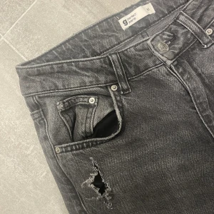 Jeans - Säljer mina ursnygga gina jeans med cool slitning. Kontakta vid frågor och intresse🥰