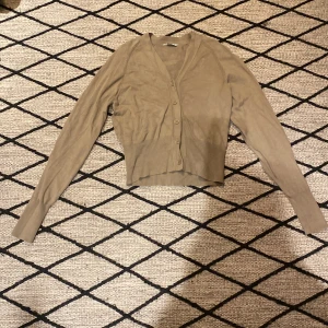 Cardigan från Cubus  - Olivgrön Cardigan i mycket fint skick, knappt använd. Från Cubus i stl xs