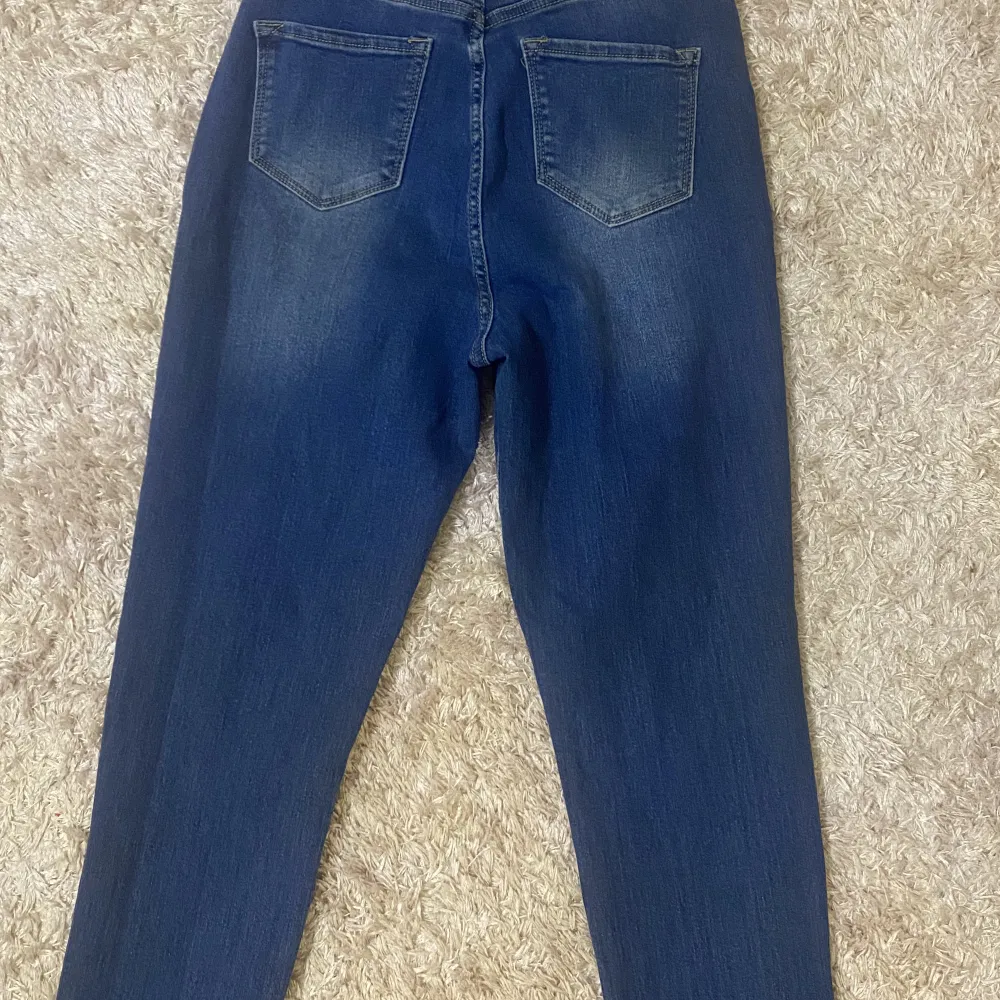 Jätte fina fashion nova jeans! Passar jätte bra till långa tjejer som har svårt och hitta jeans som passar dem jätte fint och de är stretchigt. . Jeans & Byxor.