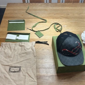 Gucci baseball cap king snake  - Tjena säljer min Gucci.  Kepsen är i 7/10 skick, som ni ser har den fått en skada på skärmen. Säljer denna  keps för jag har ingen användning av den längre. Hör av er vid intresse eller för frågor och funderingar 