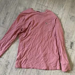 Rosa långärmad tröja från Hollister i storlek S i man. I mycket gott skick.