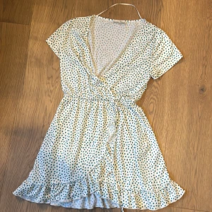 Pull and Bear klänning - Wrap klänning två år gammal i bra skick. Storlek m men är relativt kort i modellen