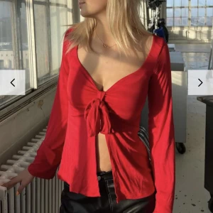 Design by si - Maddy blouse  - En modern snygg topp från design by si i färgen röd. Köpte i somras och har endast använt den fåtal gånger då den inte har den passform jag söker. 