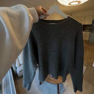 Stickad tröja från zara i en mörkgrå färg. Knappt använd därav i ett fint skick💞 köparen står för frakt