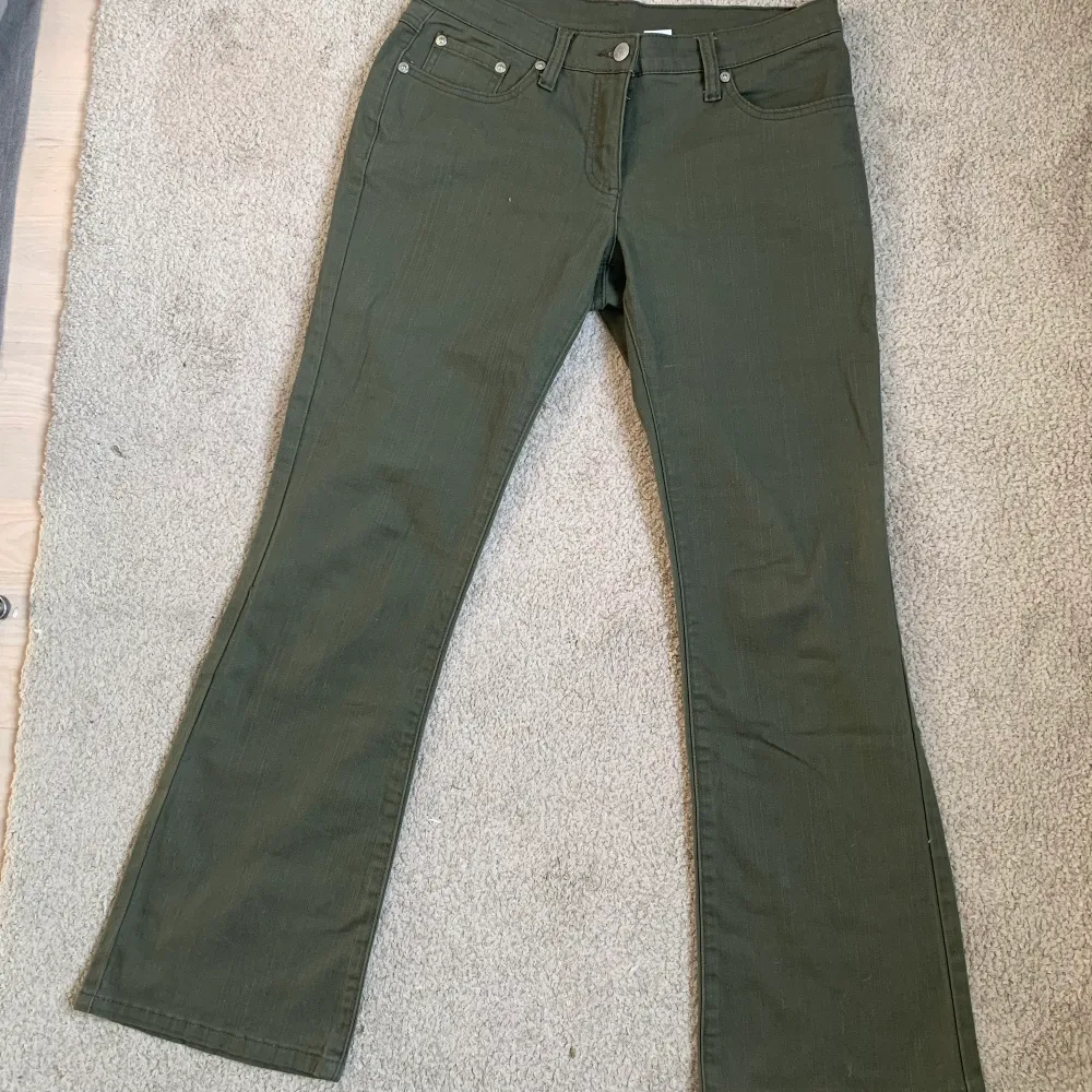 Jättesnygga militärgröna low rise jeans med bootcut! Säljer då de tyvärr är för små för mig💕 Storlek 36✨. Jeans & Byxor.