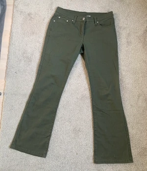 Gröna jeans - Jättesnygga militärgröna low rise jeans med bootcut! Säljer då de tyvärr är för små för mig💕 Storlek 36✨