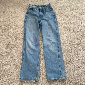 Weekday byxor straight fit - Ett par extremt fina Stockholm stil weekday byxor som köptes förra sommarn för 500kr. Tyvärr har min lillebror dock spillt lila saft på den vilket är den ända defekten. Storlek 24/30