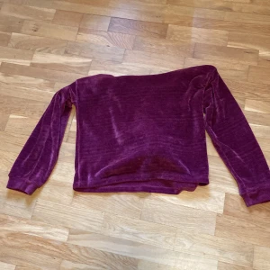 Snygg hoodie typ - Snygg vinröd Hoodie med så skönt material! 